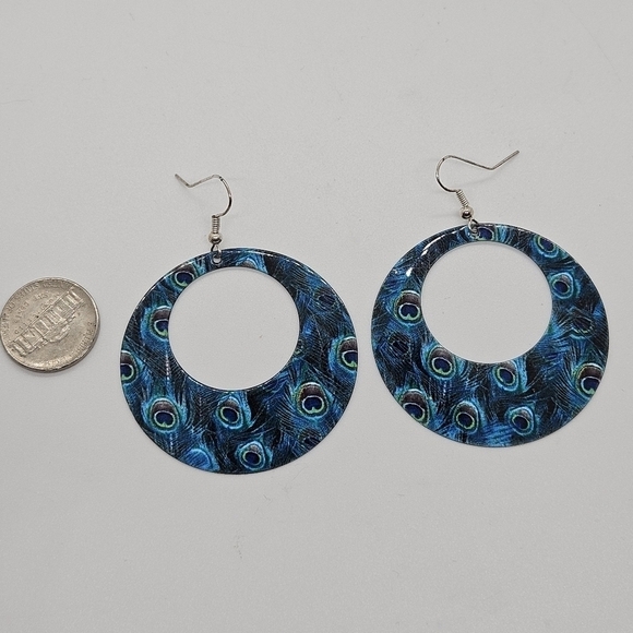 Peacock print circular cutout dangle earrings - Picture 2 of 4